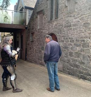 muž a žena stojící před budovou