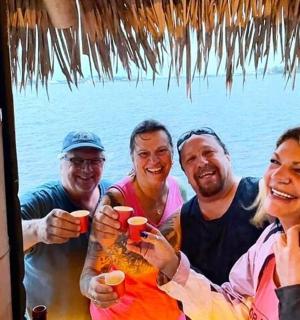 一群人在水前摆姿势拍照