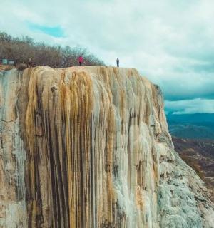 站在悬崖顶上的人