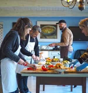 一群人围着桌子准备食物