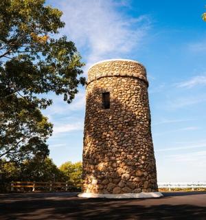 kamenný maják stojící na kraji silnice