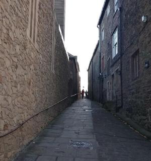 eine Gasse mit einer Person, die die Straße entlang geht