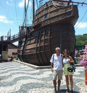 一名男子和一名女子站在船前