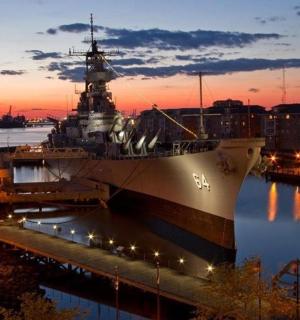 一艘大型船舶在夜间停靠在港口