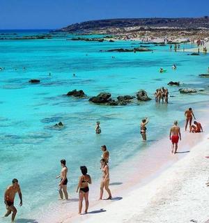 一群人在沙滩上的水中