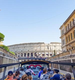 运河船上的一群人