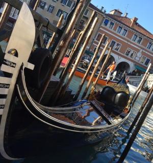 停在运河水中的贡多拉