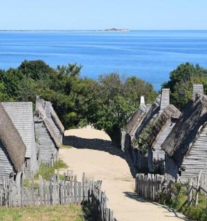stará dřevěná budova u oceánu