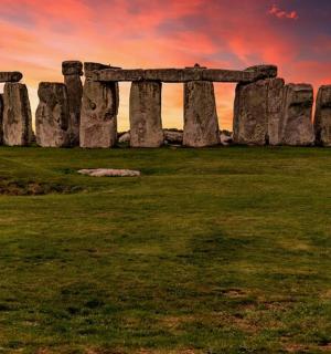 日落时分田野中的巨石阵纪念碑