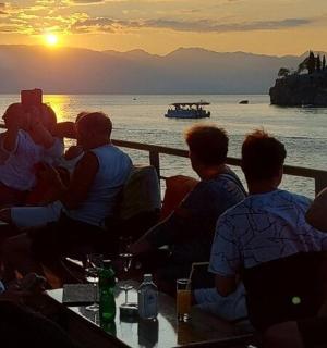 一群人围坐在一起看日落