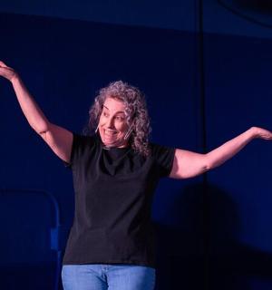 一位女士举起双臂