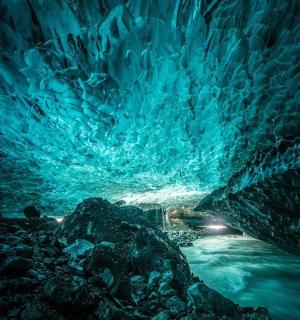 一个里面有水的大冰洞