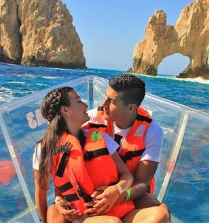 一男一女坐在水中的船上