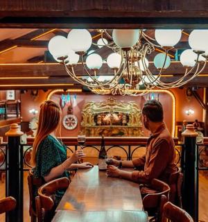 坐在餐厅桌边的一对男女