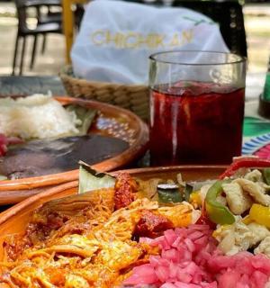 桌子上有两盘食物和一杯饮料