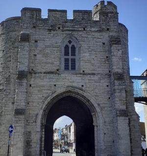 城市里的一座古老石拱门