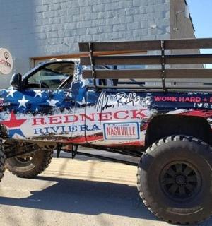 nákladní auto s namalovanou americkou vlajkou