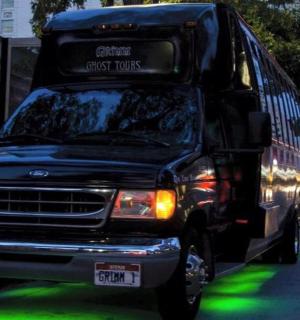 一辆黑色巴士停在路边