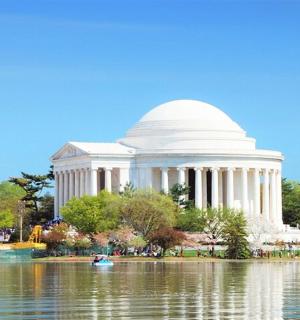 budova s kupolí vedle vodní plochy