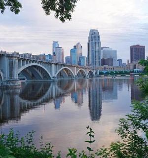 一座横跨河流的桥，背景是一座城市