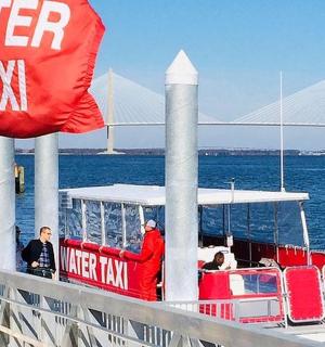 水上有一艘船，上面有旗帜和一座桥