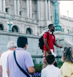 一群人站在一栋建筑物前