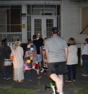 一群人站在屋外