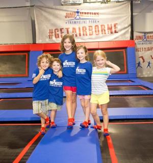 skupina dětí skákajících na trampolíně