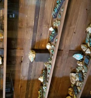 pohled shora na místnost plnou kamenů