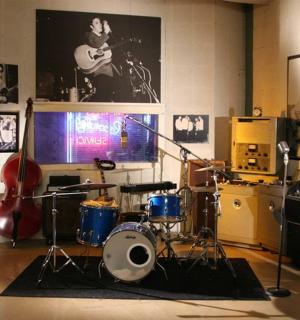 hudební místnost s mnoha nástroji