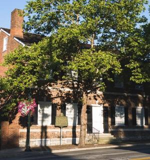 一座砖砌建筑，前面有树