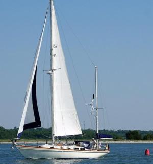 plachetnice plovoucí ve vodě na jezeře