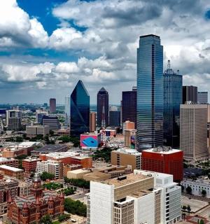 鸟瞰高楼林立的城市