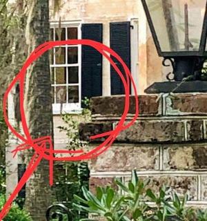 房子侧面有一条红丝带