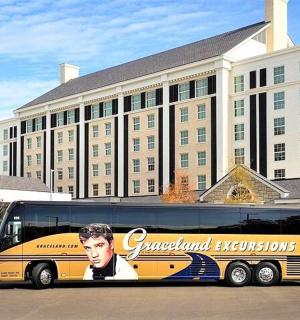 一辆停在大楼前的巴士