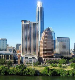 panorama města s vysokými budovami a řekou