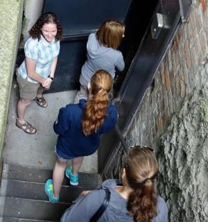 skupina dívek scházejících po schodech