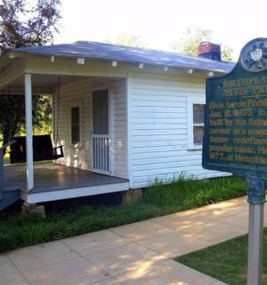 malá budova s cedulí před ní