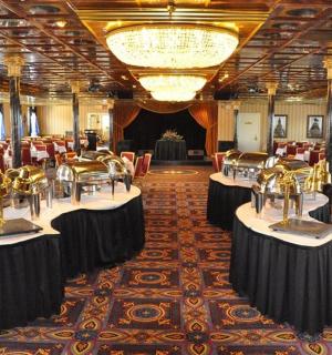 banketní sál se stoly, židlemi a lustrem