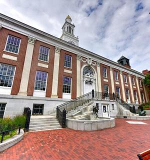 一座前面有美国国旗的大型砖砌建筑