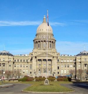 一座顶上有旗帜的大楼