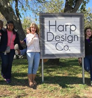 一群人站在标志旁边