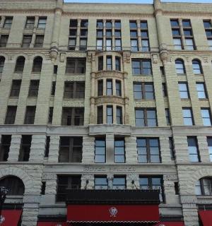 有很多窗户的高楼