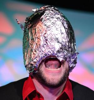 muž s hlavou zakrytou alobalem