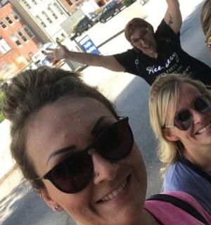 skupina lidí se slunečními brýlemi pózuje pro fotografii