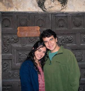 muž a žena stojící před dveřmi