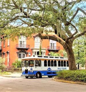 Modrobílý autobus zaparkovaný před budovou
