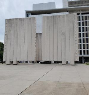 velká budova s bílými sloupy před ní