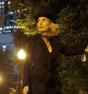 一尊站在树前的男人雕像