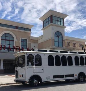 bílý autobus zaparkovaný před budovou